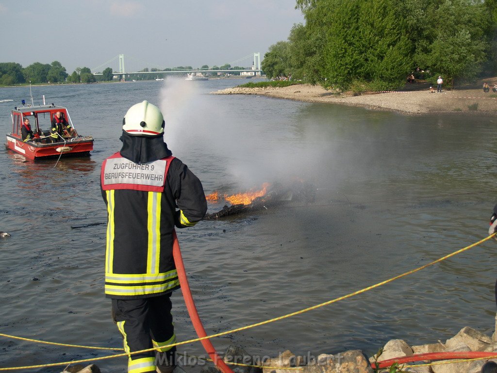 Kleine Yacht abgebrannt Koeln Hoehe Zoobruecke Rheinpark P147.JPG